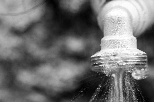 Wasserhahn Wasser aus einem Wasserhahn