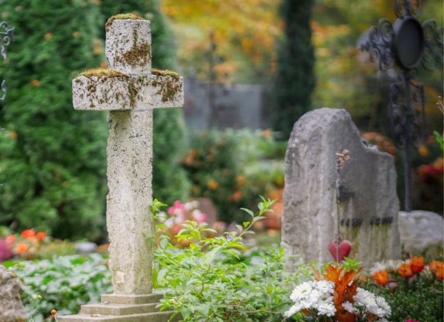 Steinkreuz und Grabstein Friedhof